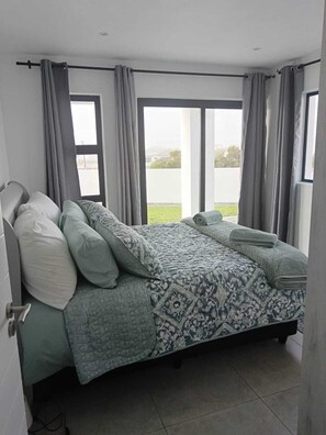 3 quartos, acesso à internet, roupa de cama