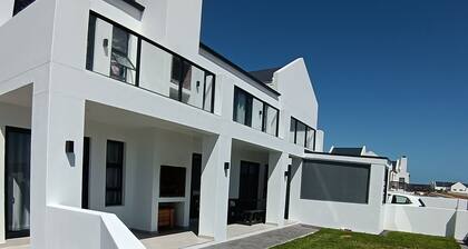 3-bedroom apartment in fabulous Saint Helena Bay with private jacuzzi AC, Wi-Fi