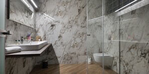Douche, sèche-cheveux, serviettes fournies, savon