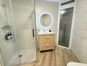 Dusj, hårføner og håndklær