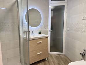 Shower, hair dryer, towels