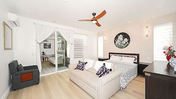 1 dormitorio, escritorio, tabla de planchar con plancha y cuna de viaje