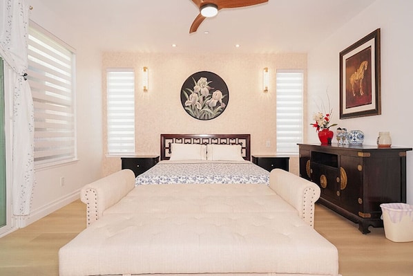 1 habitación, escritorio, tabla de planchar con plancha y cuna de viaje