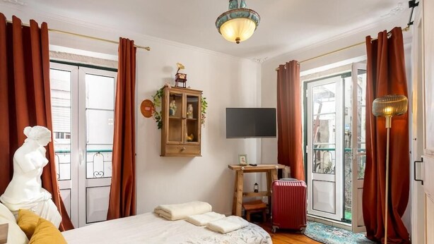 Room - Romantic Alfama Balcony Apartment - 10 Minutes From Terreiro do Paço (Lisbon)