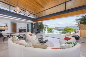 Luxury House, 4 Bedrooms, Garden View, Garden Area | Living area