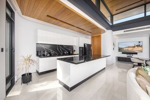 Luxury House, 4 Bedrooms, Garden View, Garden Area | Private kitchen