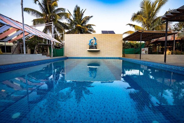 حمّام سباحة خارجي