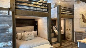 2 makuuhuonetta, työpöytä, vauvan matkasänky, ilmainen Wi-Fi