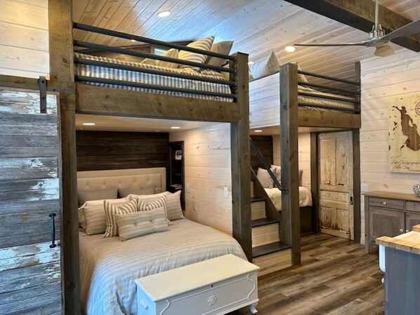 2 bedrooms, desk, travel crib, free WiFi - Sunset Cottage on Lake Wapogasset, Amery WI with Bunk Room, Hot Tub, AC, & more (Amery)