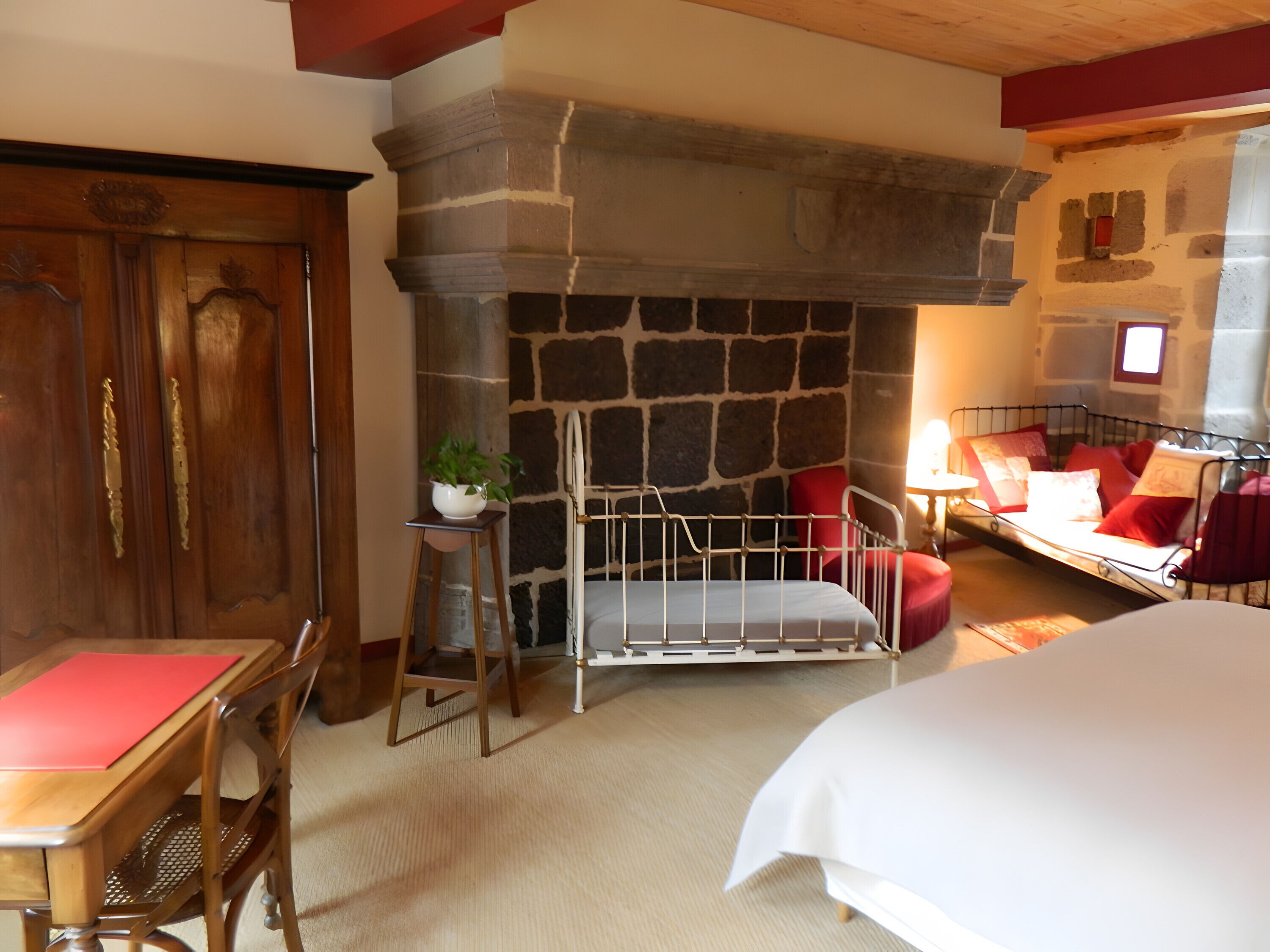 3 chambres, fer et planche à repasser, Wi-Fi, draps fournis