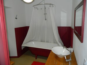 Een douche, gratis toiletartikelen, een haardroger, handdoeken