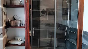 Chuveiro, toalhas de banho