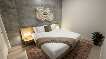 2 chambres, bureau, fer et planche Ă repasser, lit parapluie