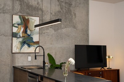 *NEW Stunning 2B/1B Downtown Halifax