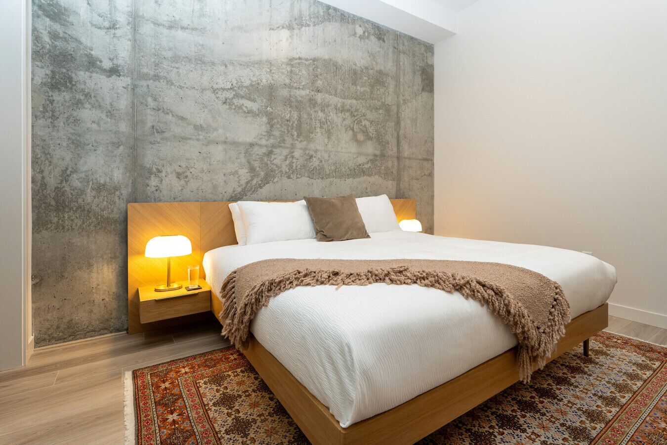 2 slaapkamers, een bureau, een strijkplank/strijkijzer, reisbedje