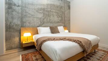 2 slaapkamers, een bureau, een strijkplank/strijkijzer, reisbedje