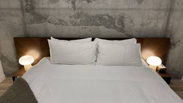 2 bedrooms, desk, iron/ironing board, travel crib