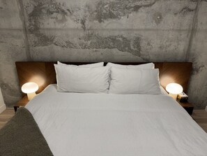 2 bedrooms, desk, iron/ironing board, travel cot