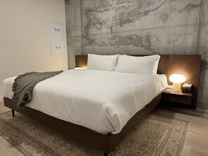 2 habitaciones, escritorio y tabla de planchar con plancha