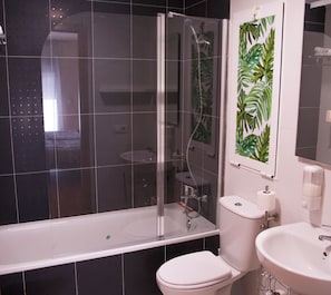 Dusche, Haartrockner, Bidet, Handtücher