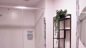 A modern bathroom with a glass shower enclosure, a toilet, and a sink. - VERARLANZA LERMA BURGOS (Lerma)