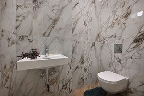 Bruser, hårtørrer, håndklæder, Sæbe