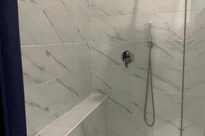 Shower, hair dryer, bidet, towels - Del Fiore Deluxe - Elegant apartment in Cagliari (Cagliari)