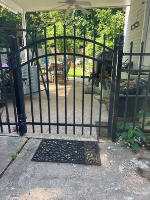 Terrace/patio - Pleasant, quiet studio by the gardens with in-ground pool access (Shreveport)