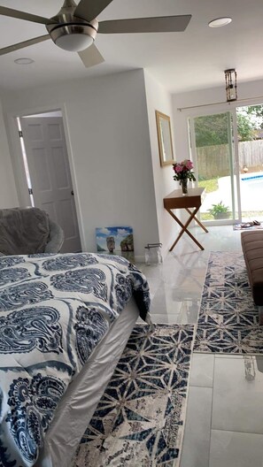 1 habitación, tabla de planchar con plancha, internet y ropa de cama