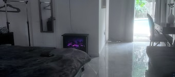 Quiet studio by the gardens with in-ground pool access, registered guests only.