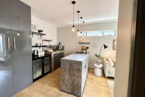 Modern Private Flat, Aircon, Secure Parking