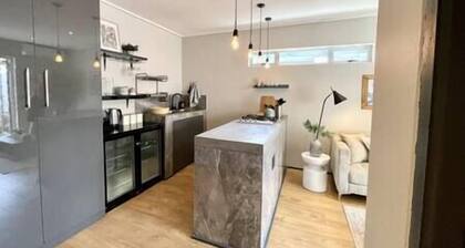 Modern Private Flat, Aircon, Secure Parking