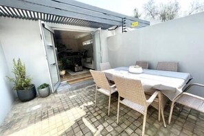 屋外ダイニングエリア