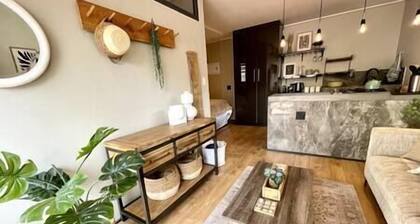 Modern Private Flat, Aircon, Secure Parking
