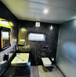 Deluxe Room | Bathroom