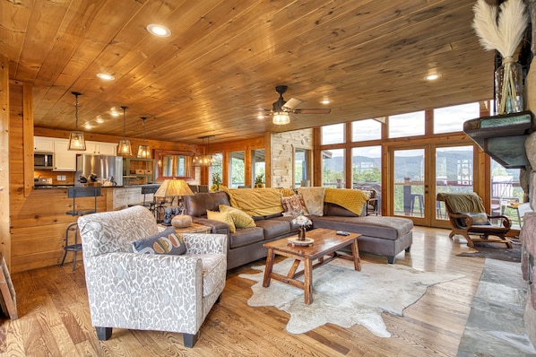 Interior - Cabin w Amazing Views Theater Firepit Hot Tub (Pigeon Forge)