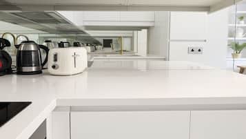 Appartement | Privékeuken | Een oven, een kookplaat, kookgerei, borden en bestek