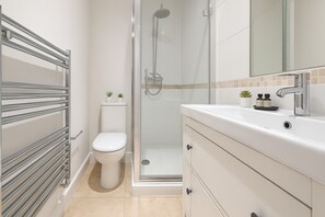 Apartamento | Baño | Artículos de higiene personal gratuitos, secador de pelo y toallas