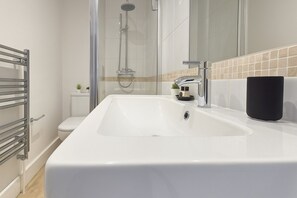 Căn hộ | Phòng tắm | Đồ dùng nhà tắm miễn phí, máy sấy tóc, khăn tắm, xà phòng 