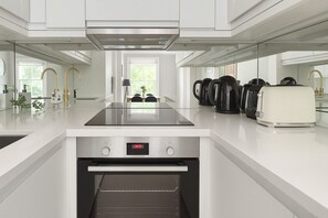 Apartament | Cuina privada | Forn, placa de cuina i utensilis de cuina, vaixella i coberteria