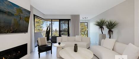 Smart TV, chimenea y tenis de mesa