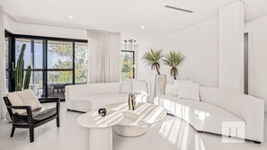 Smart TV, fireplace, ping pong - Sunset and Serenity Trinity - Luxury Lakefront Living with Relaxed Leisure (Morisset Park)
