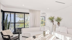 Living area - Sunset and Serenity Trinity - Luxury Lakefront Living with Relaxed Leisure (Morisset Park)