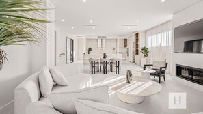 Smart TV, fireplace, ping pong - Sunset and Serenity Trinity - Luxury Lakefront Living with Relaxed Leisure (Morisset Park)