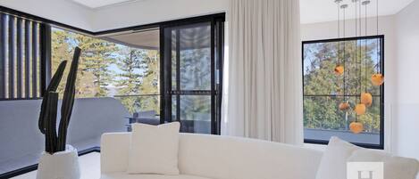 Älytelevisio, takka, pöytätennispöytä