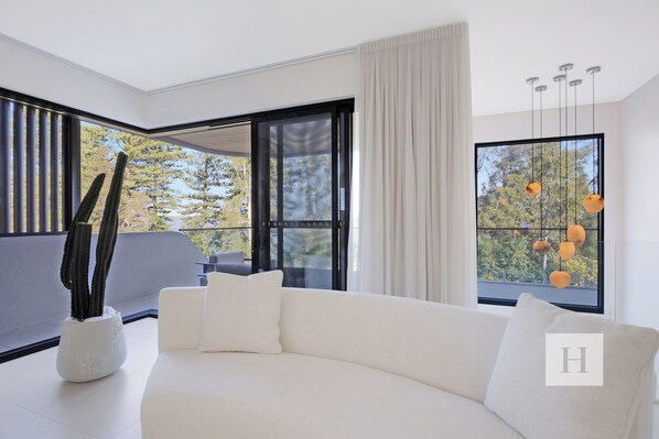 Smart TV, fireplace, ping pong