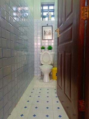 Ducha, toallas, jabón y papel higiénico