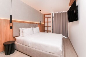 2 bedrooms, desk, iron/ironing board, travel cot