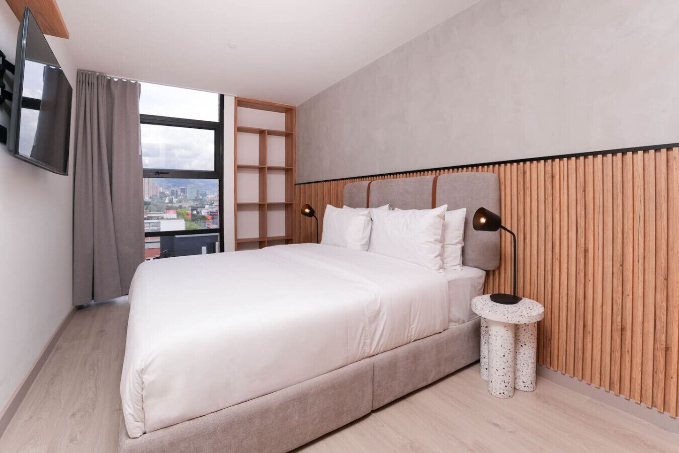 2 habitaciones, escritorio y tabla de planchar con plancha 