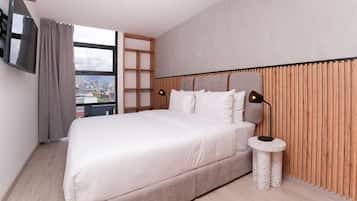 2 habitaciones, escritorio y tabla de planchar con plancha